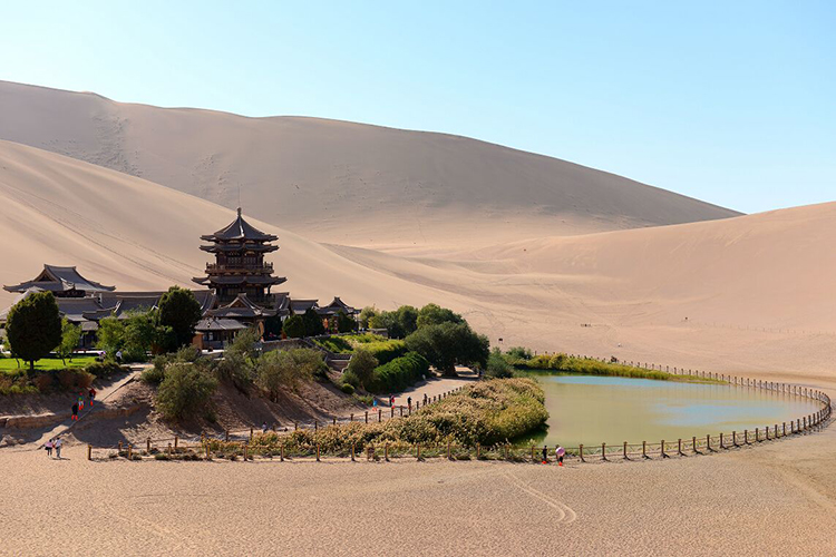 敦煌鸣沙山月牙泉