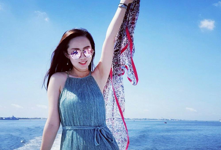 女生徒步旅行